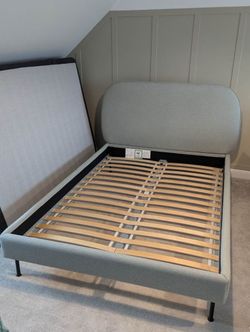 Queen Bed Set – Frame, Mattress & Lamp