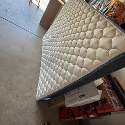 Queen Matters And Box Spring 60$