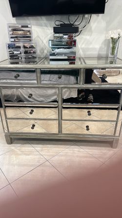 Dresser set