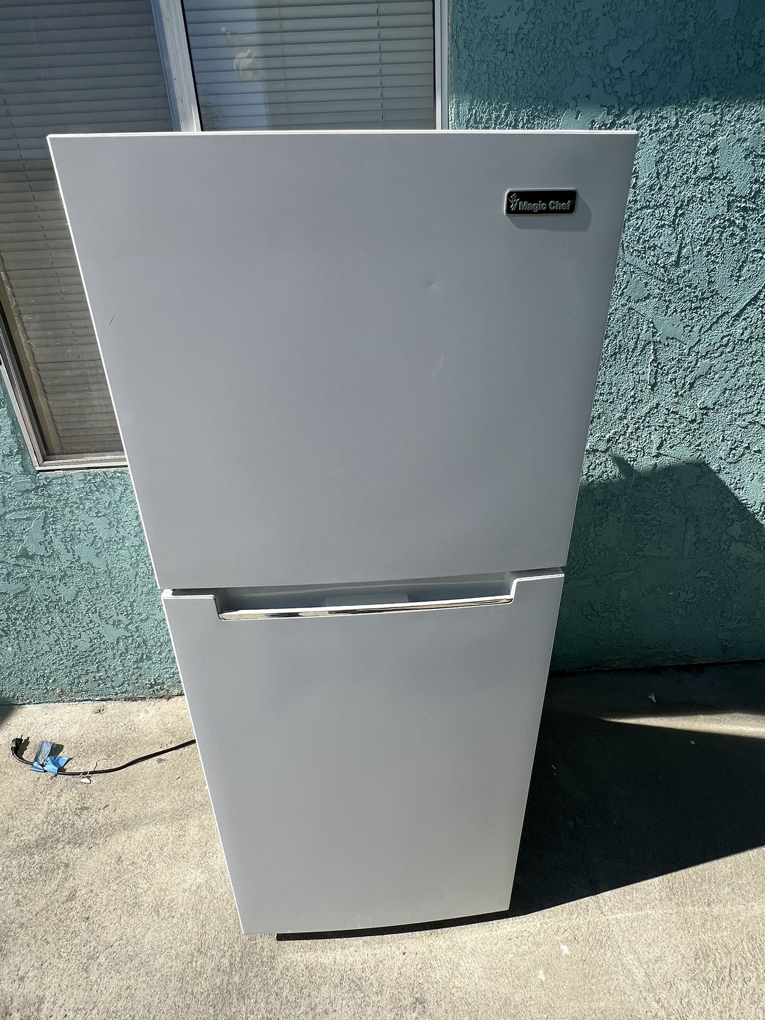 Magic Chef 10.1 cu. ft. Top Freezer Refrigerator