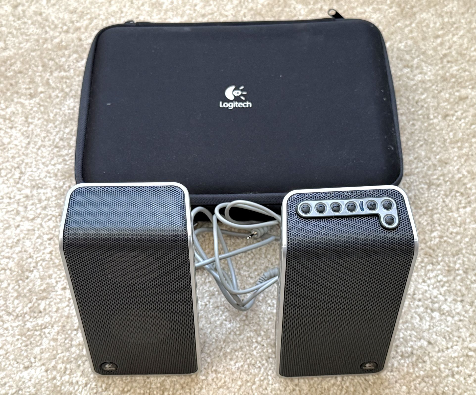 Logitech V20 - USB Powered Laptop Speakers With Case