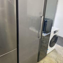 Samsung  RZ11M7074SA 24 Inch Upright Convertible Freezer with 11.4 Cu. Ft. Capacity $349 obo