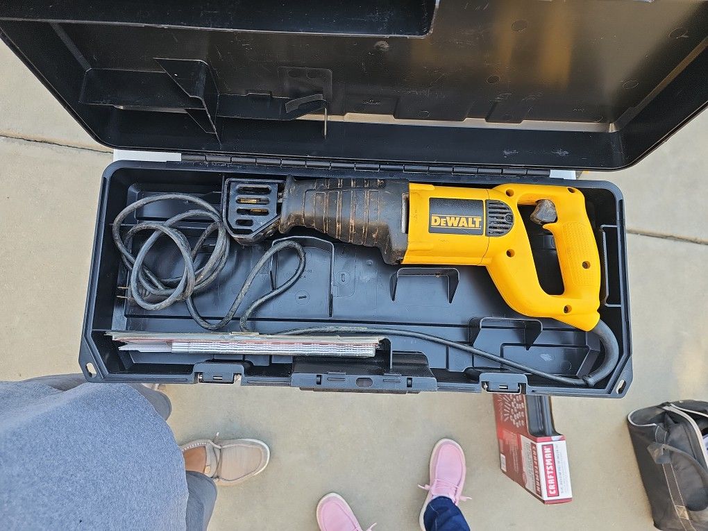 Reciprocating Saw With Spare Blades
