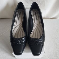 Casy Street brand black heeled shoes Size 6 .5