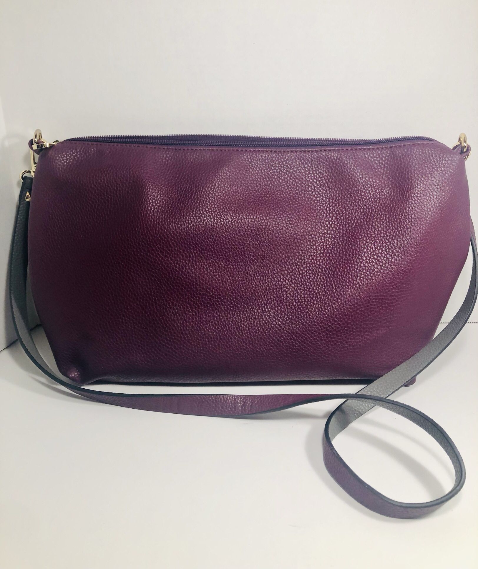  inzi handbag.  Like new condition no defects  Beautiful shade of purple