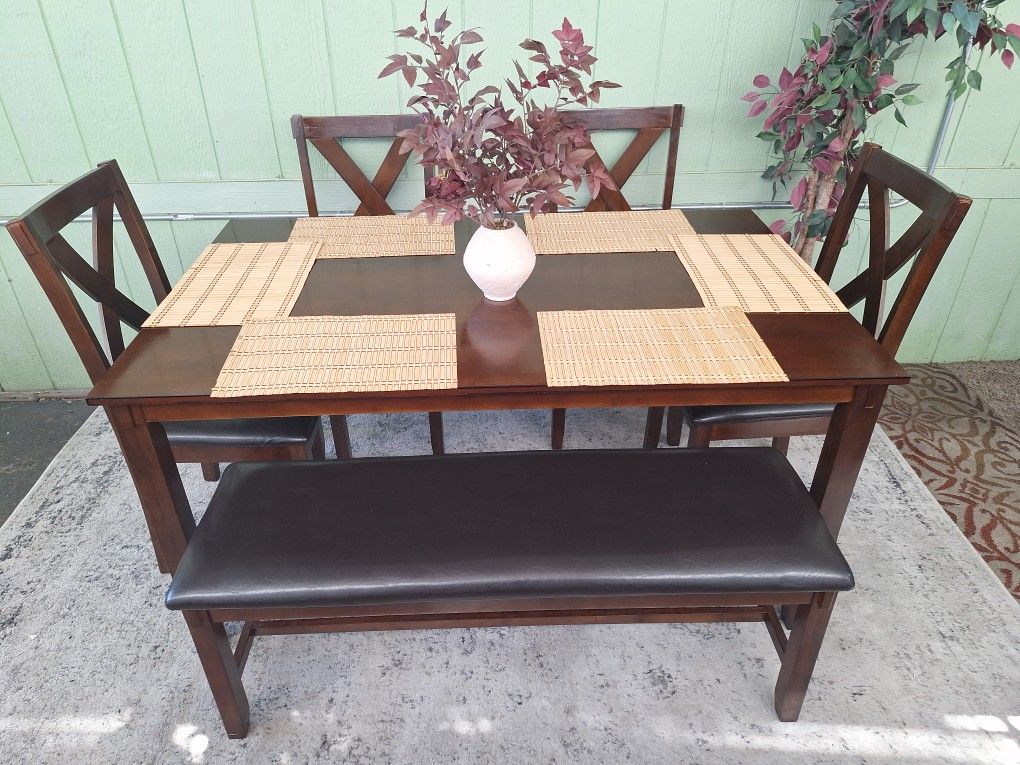 Table With Chairs (Excelente Condition)