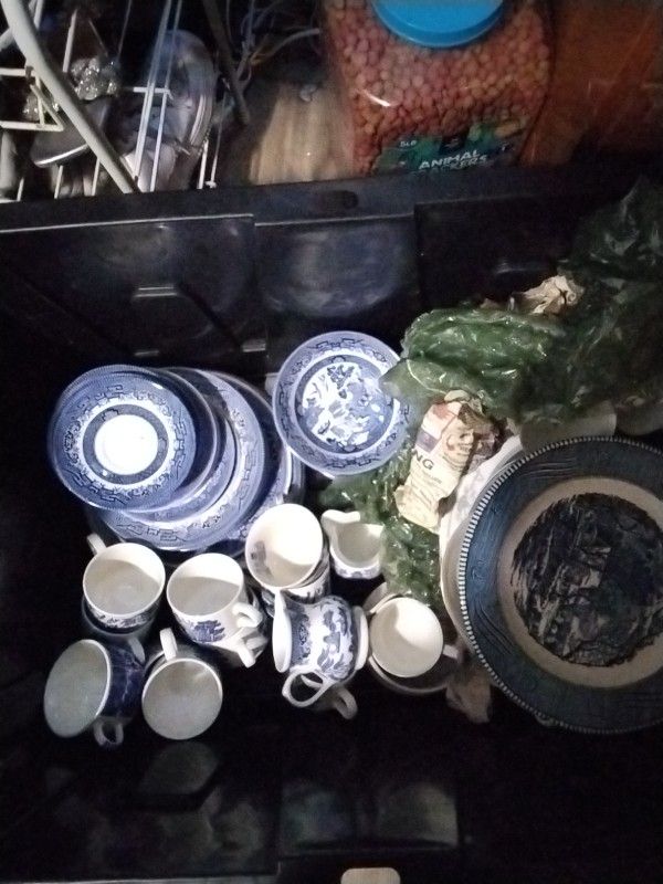 state sale kitchen wear and toys 🧸 collectible Japanese plates set 🍽 ☕️ cups