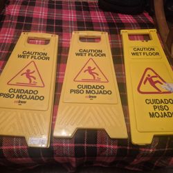 Wet Floor Signs / Señales Para Piso Mojado