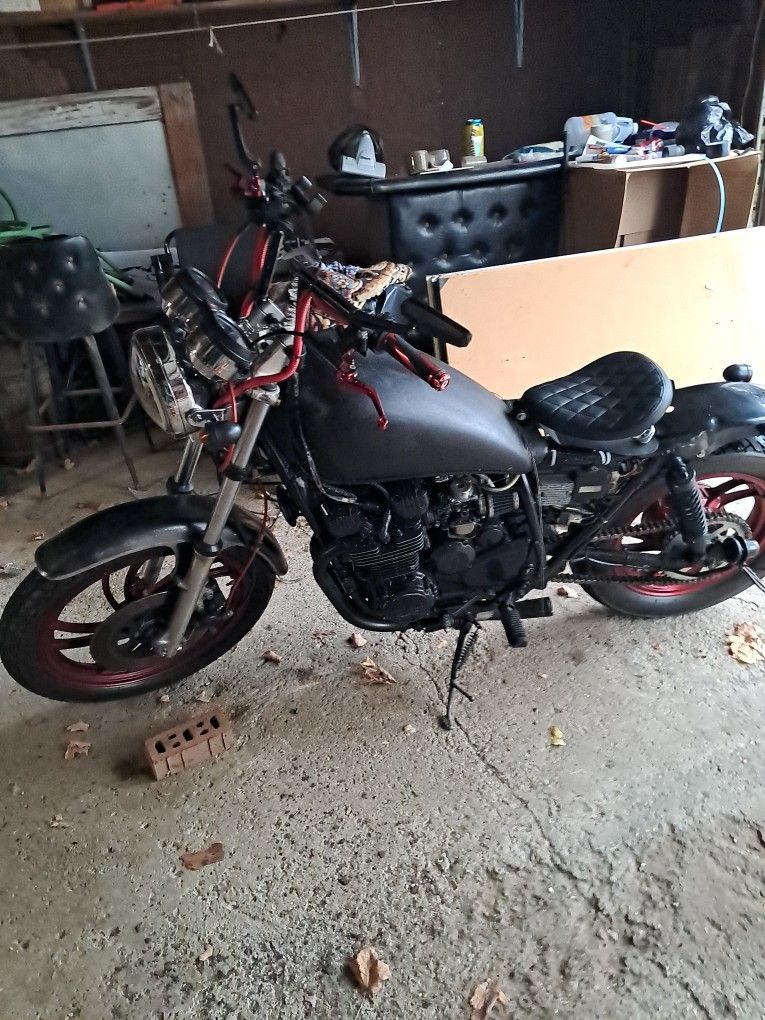 1982 Xj550 Yamaha Maxim (Bobber)