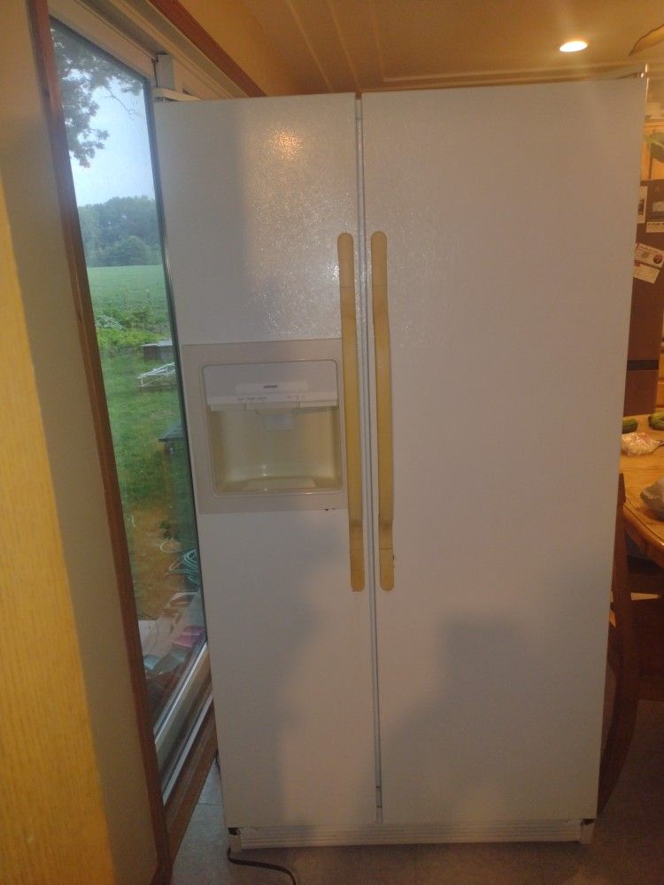 Hotpoint 26 Cu Ft Side By Side Refrigerator/Freezer White