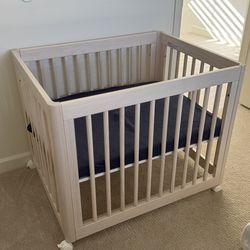Like new babyletto yuzu 8 in one convertible crib