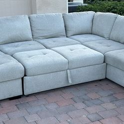 SECTIONAL COUCH GREAT CONDITION PULL OUT DELIVERY AVAILABLE 