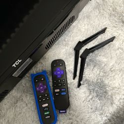 Working Roku TV 32inch, Quality Mount, 2 Remotes