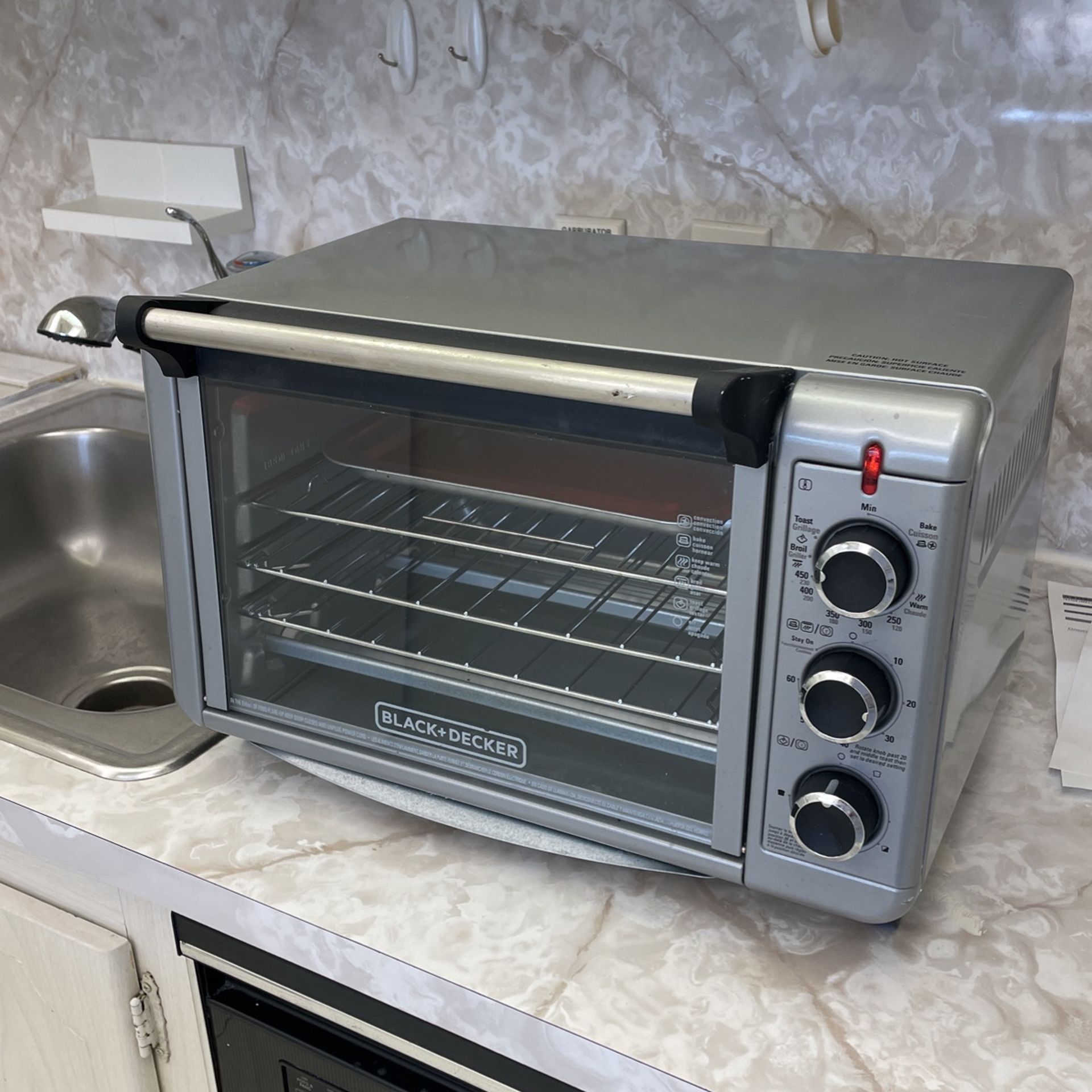 Black and decker. Toaster oven with timer. Bake broil works excellent
