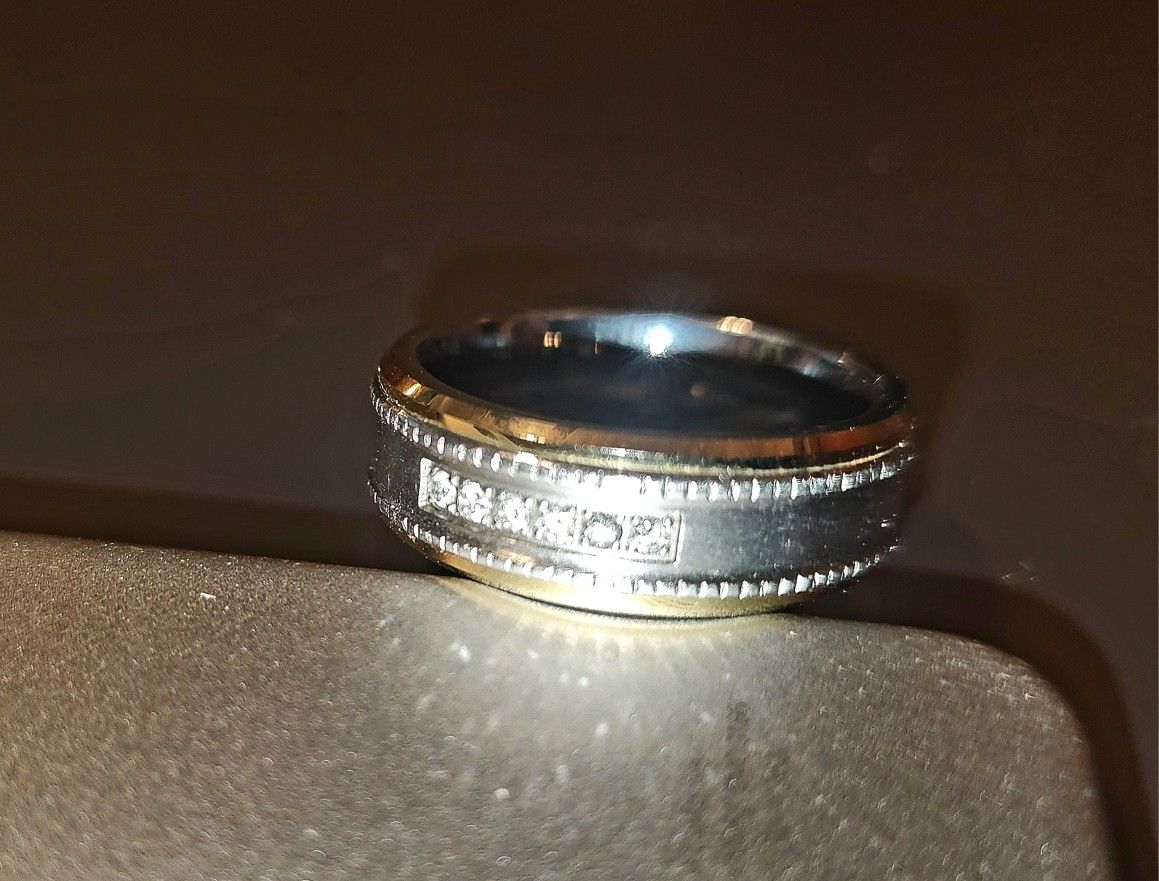 Stunning dual-tone men's wedding band in size 10