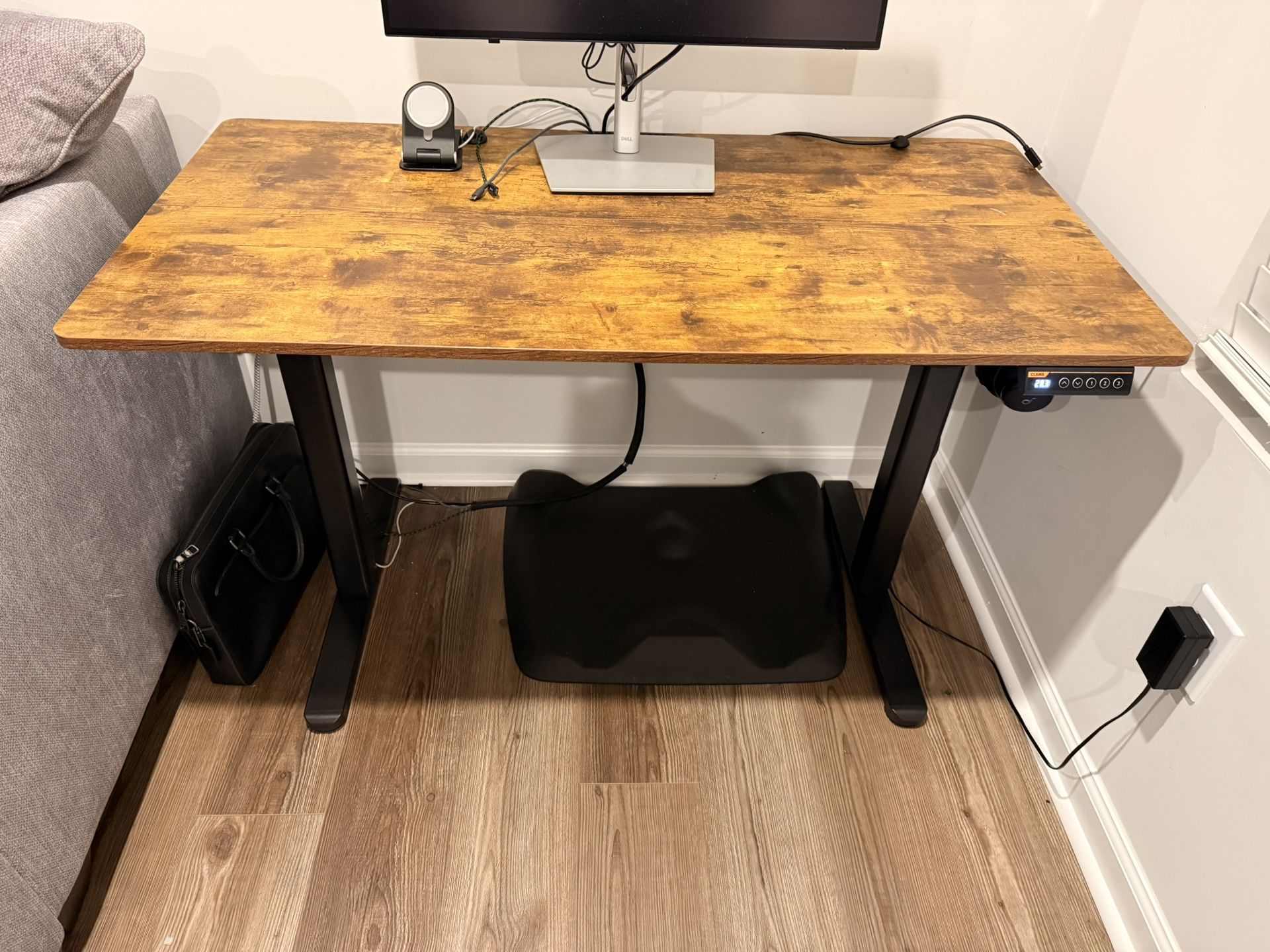 Electric Height-Adjustable Standing Desk – Wood Finish, Dual-Motor, Great Condition