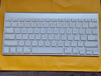 Apple Wireless  Keyboard - White  Mint condition

