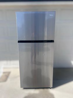 Midea 18 Cu Ft Stainless Steel Top Freezer Refrigerator OBO