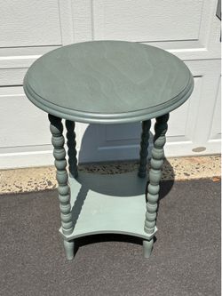 Round Wood Accent Side End Table with Spindle Legs and Lower Display Shelf