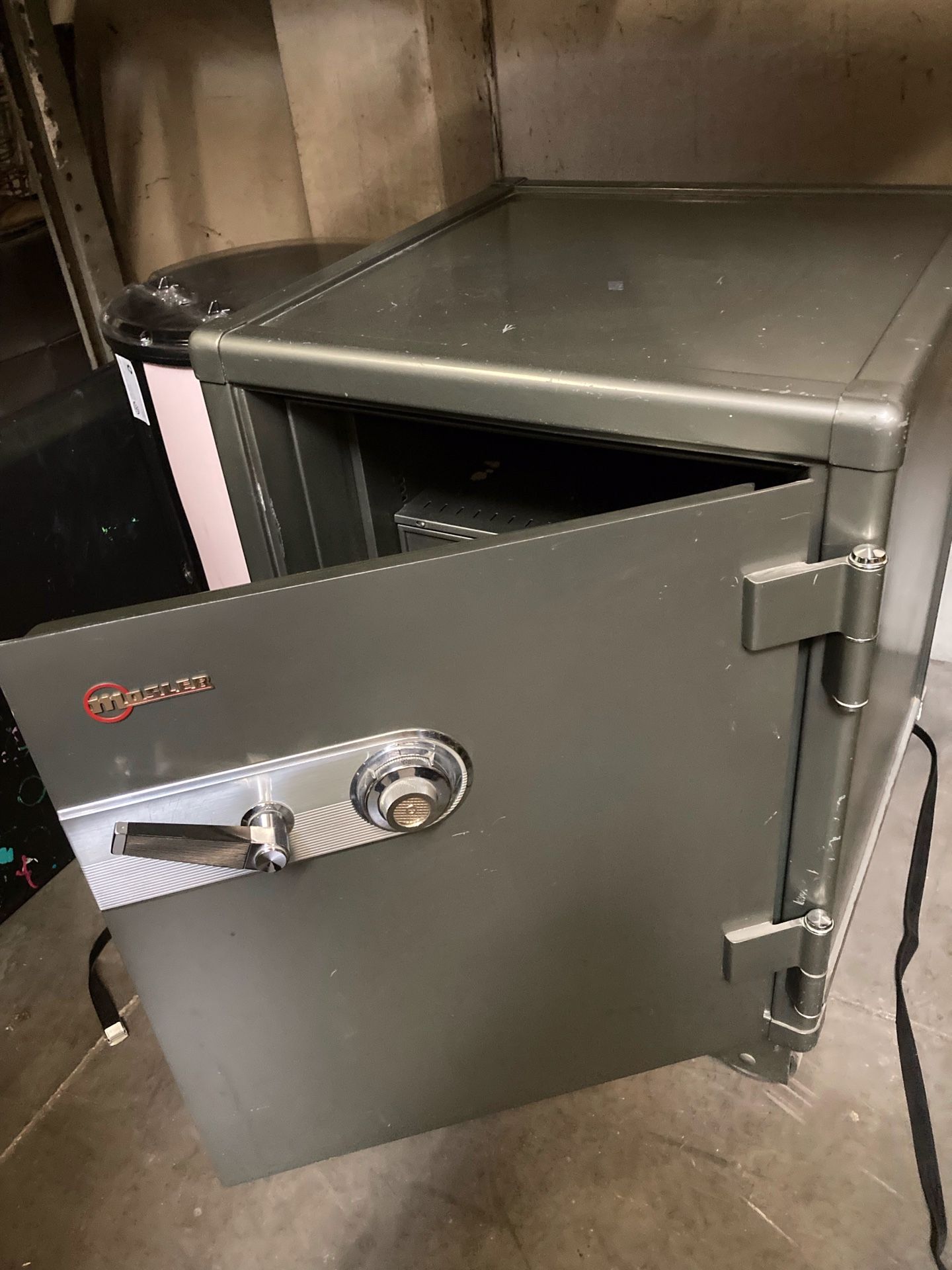 Fire Proof Safe / Caja Fuerte Contra Incendios