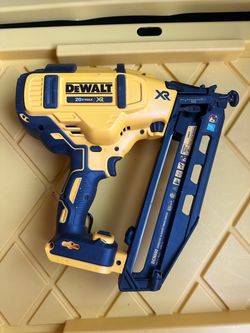 DEWALT 20V MAX XR 16-Gauge Angled Finishing Nailer