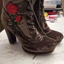 Size 6 BOOTS Only $5 Good Condition 