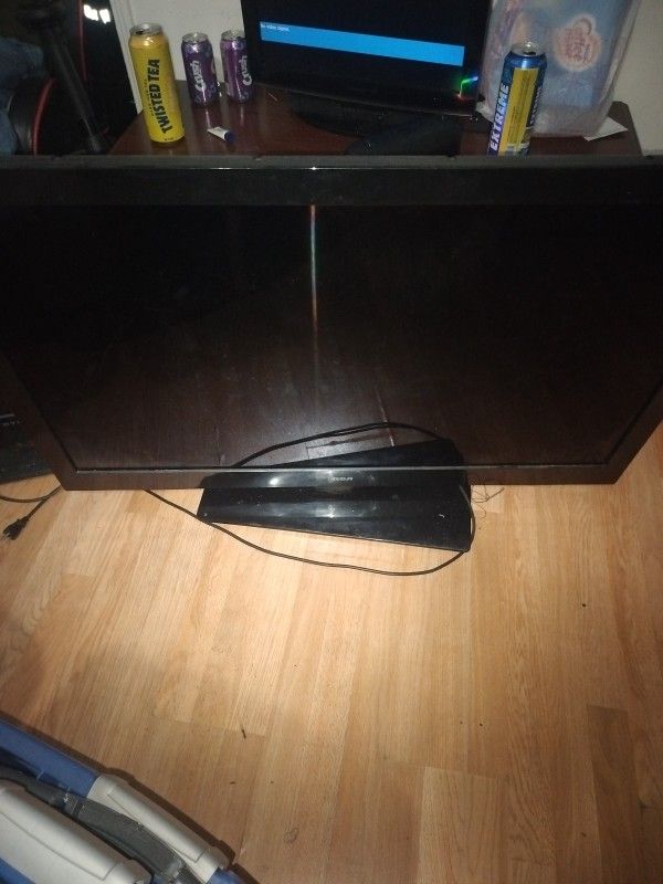 RCA Flat Screen TV – Powers On, Vertical Line – AS-IS