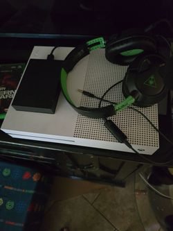 X box one S    all cables and head set no control or games !  $70 firm