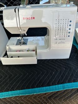 SINGER SEWING MACHINE WITH CARRIER BOX