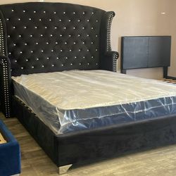 FLOOR MODEL QUEEN SIZE BED AND MATTRESS!! $595!