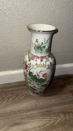 Large Chinese or Japanese vase