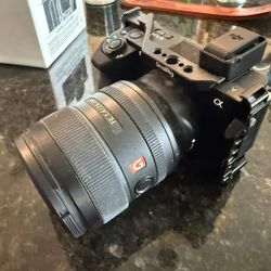 Sony E-mount FE 24mm F1.4 GM Full Frame Wide-angle Prime Lens (SEL24F14GM), Black