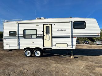 1999 Road Ranger 26’ like new Fifth Wheel 