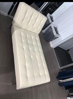 White fainting/chaise lounge chair