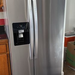 Whirlpool refrigerator Gently Used, Works Great