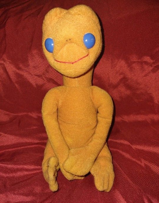 1982 ET Extra Terrestrial. Plush Stuffed Animal/Doll/Figure
7" x 3.5"
