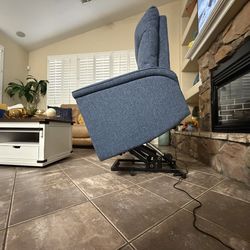 Beautiful and comfortable power lift recliner chair in excellent condition