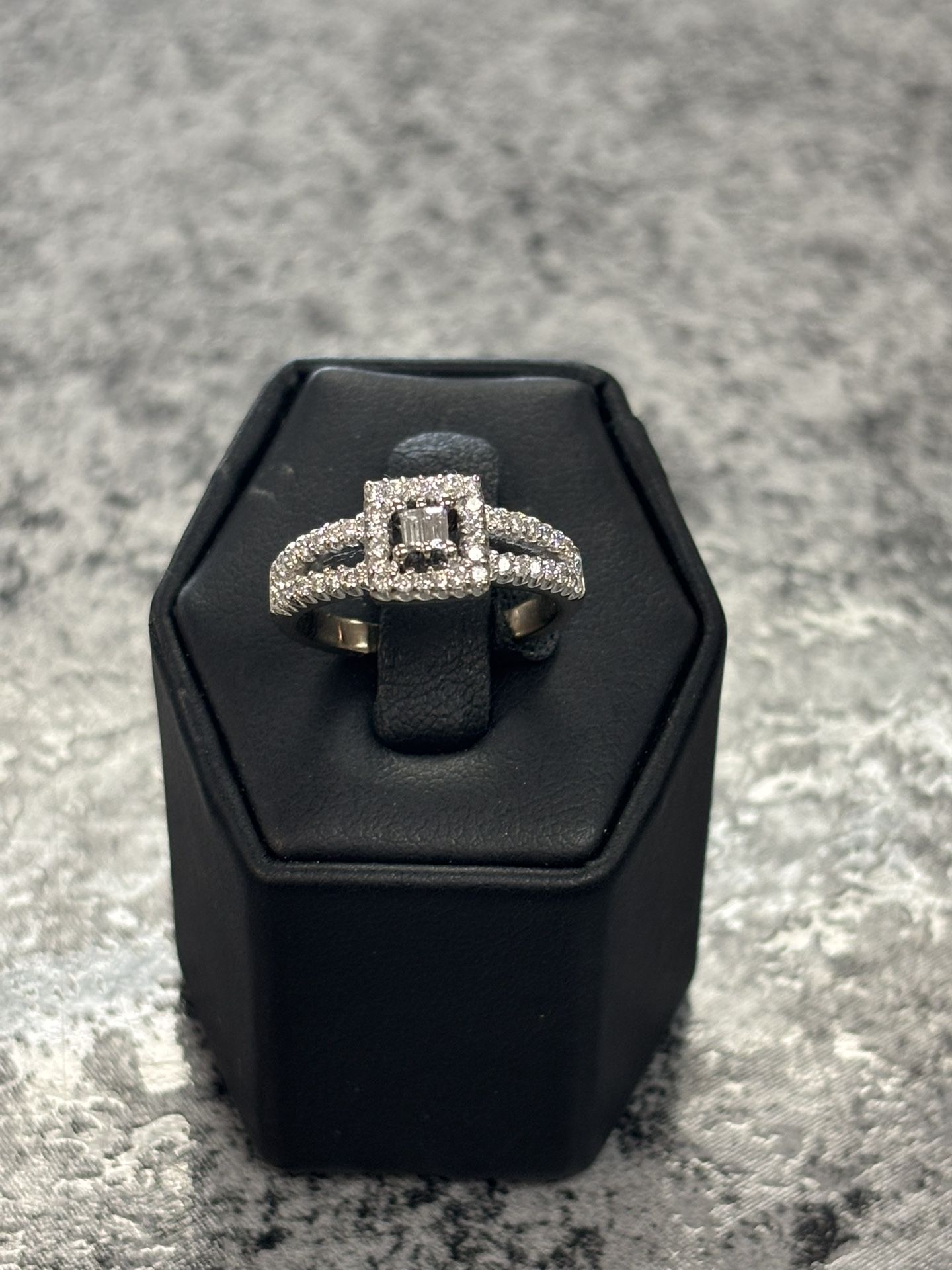 18K White Gold Women’s Diamond Ring