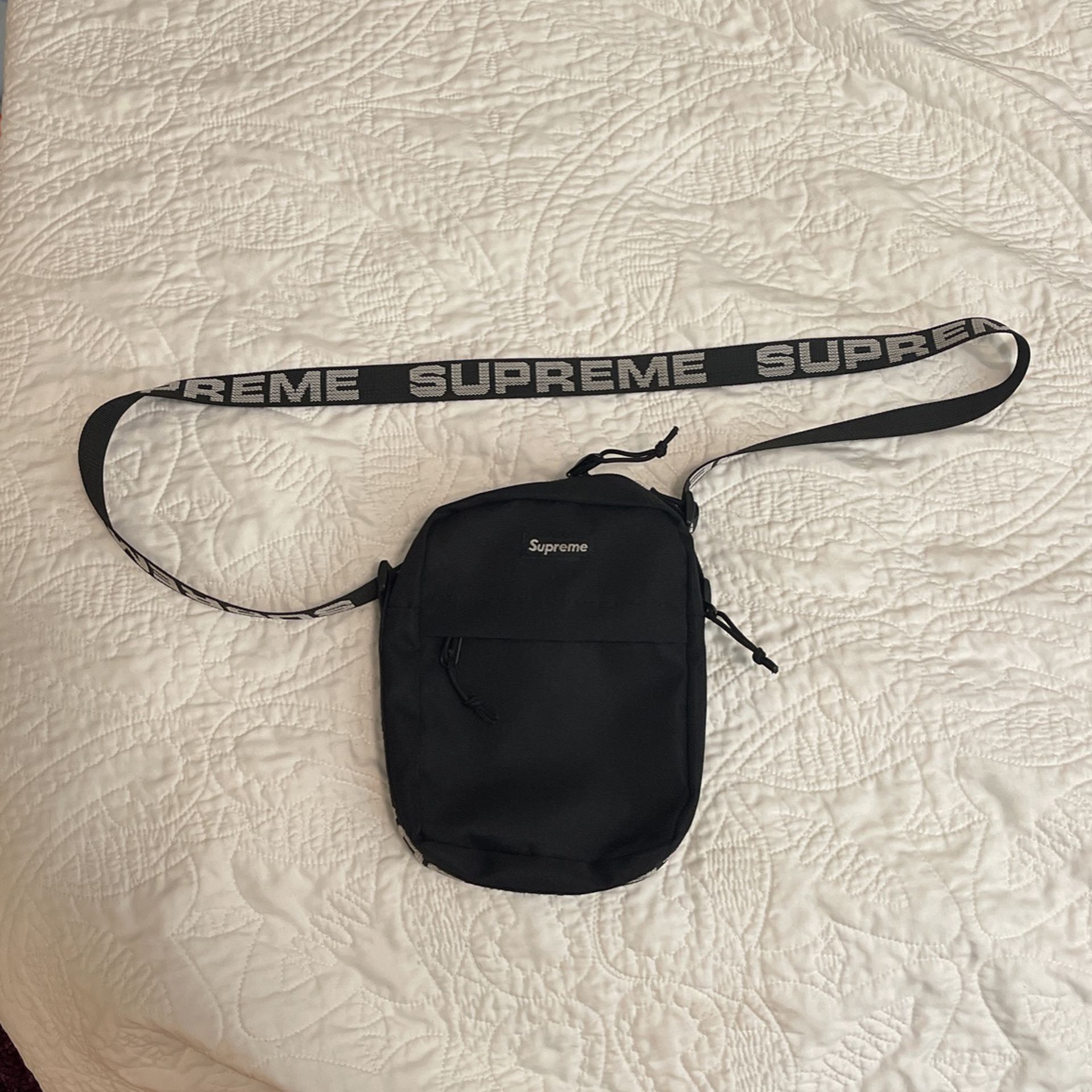 Supreme Shoulder Bag FW18 (Yellow) for Sale in Sunny Isles Beach, FL -  OfferUp