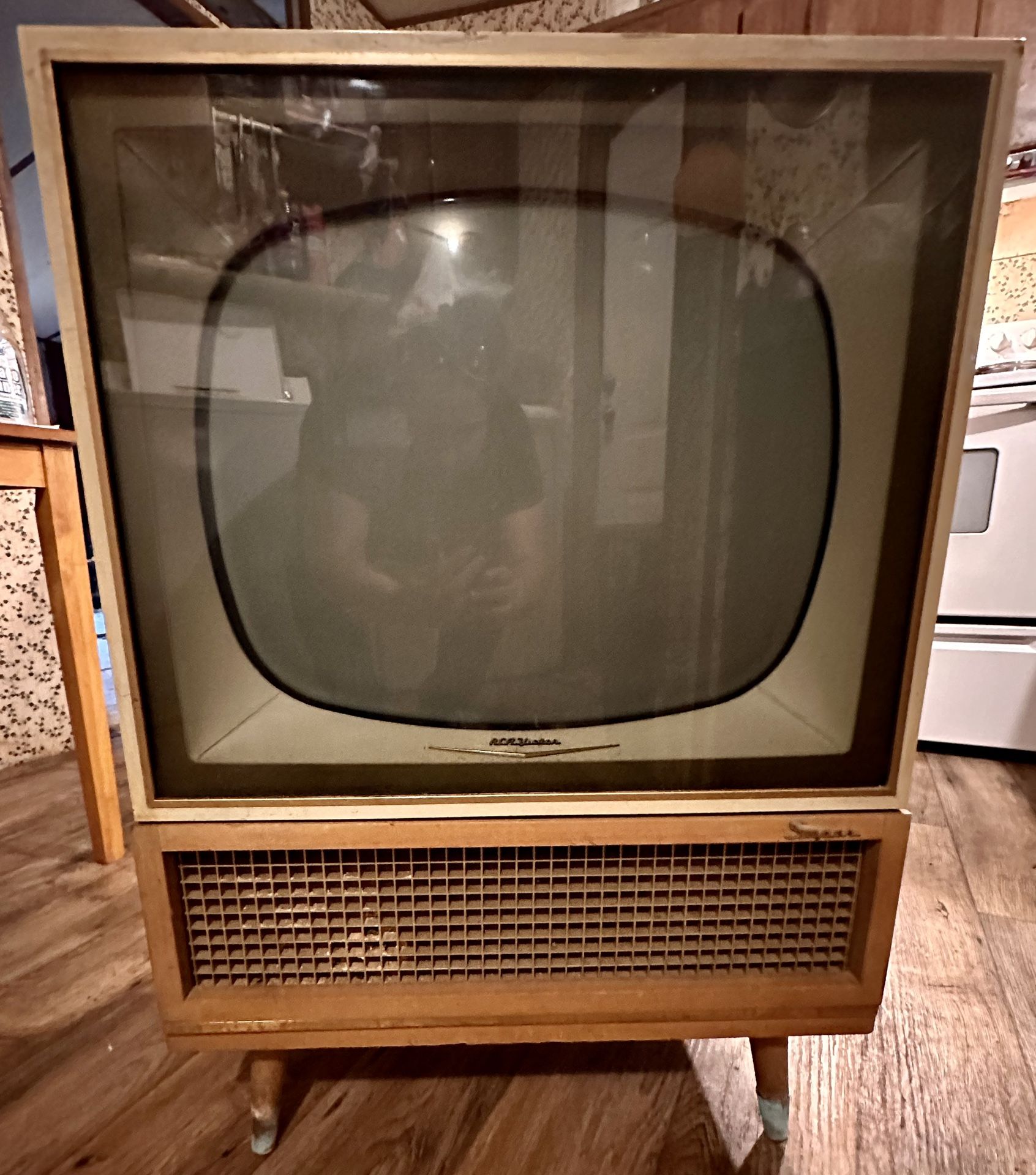 1957 RCA Victor TV