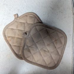 Two Pairs Of Potholders And 5 Heat Resistant Boards