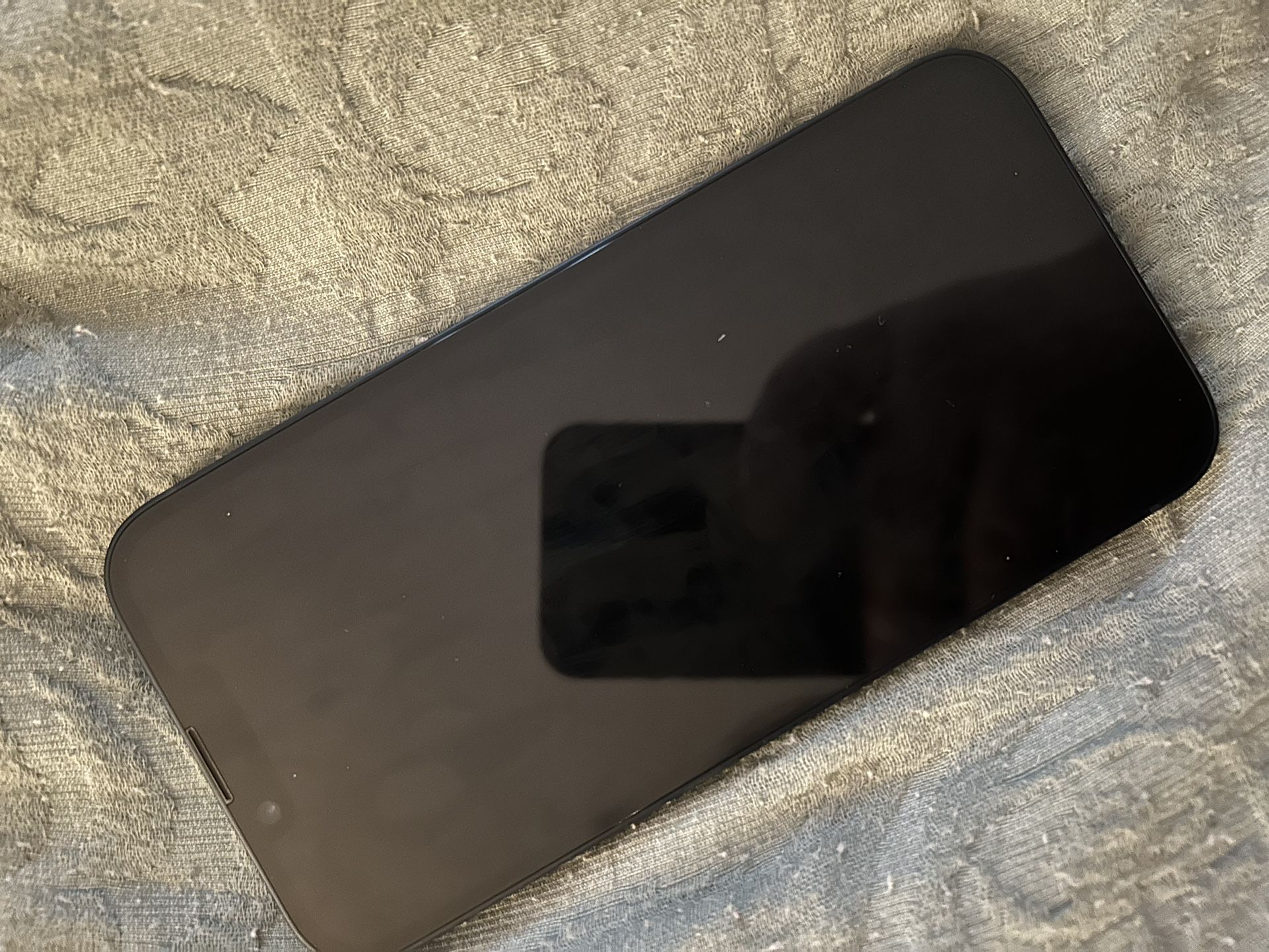 2 iPhone 14s