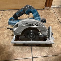 Serrucho Makita *two batteries included 