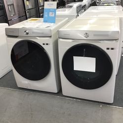 New Scratch And Dent Samsung Front Load Washer And Dryer Set. 1 year Warranty 