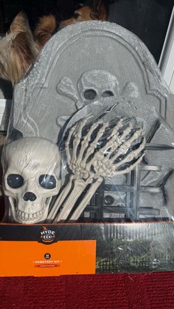 New Hyde & EEK! 18-Piece Halloween Cemetery Kit firm price $20