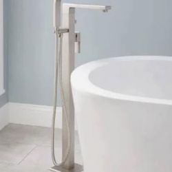 The GROHE Eurocube Single-Handle Freestanding Tub Faucet