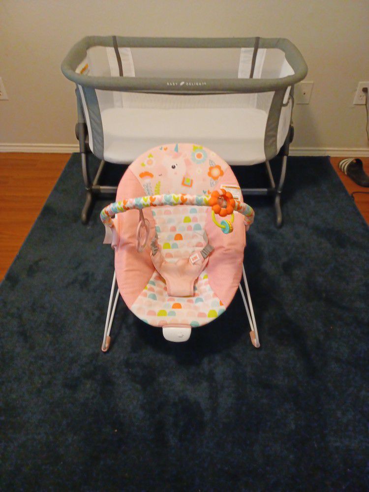 Baby Delight Bassinet Beside Me Dreamer and Bright Starts Baby Bouncer Vibrations Infant Seat