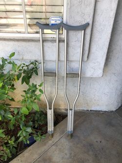 Walking crutches