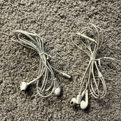 2 Sets Of Apple Plug In Headphones (lightning Cable)