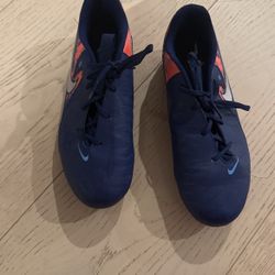 Soccer Shoes .size6y US. 